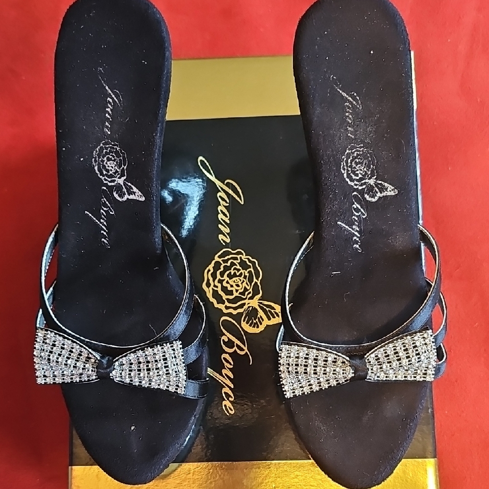 ☆HOLIDAY SALE☆ NIB JOAN BOYCE SILVER AND BLACK HEELS Sparkle Bow